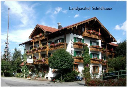 Land-gut-Hotel Landgasthof Zum Schildhauer Halfing Exterior foto