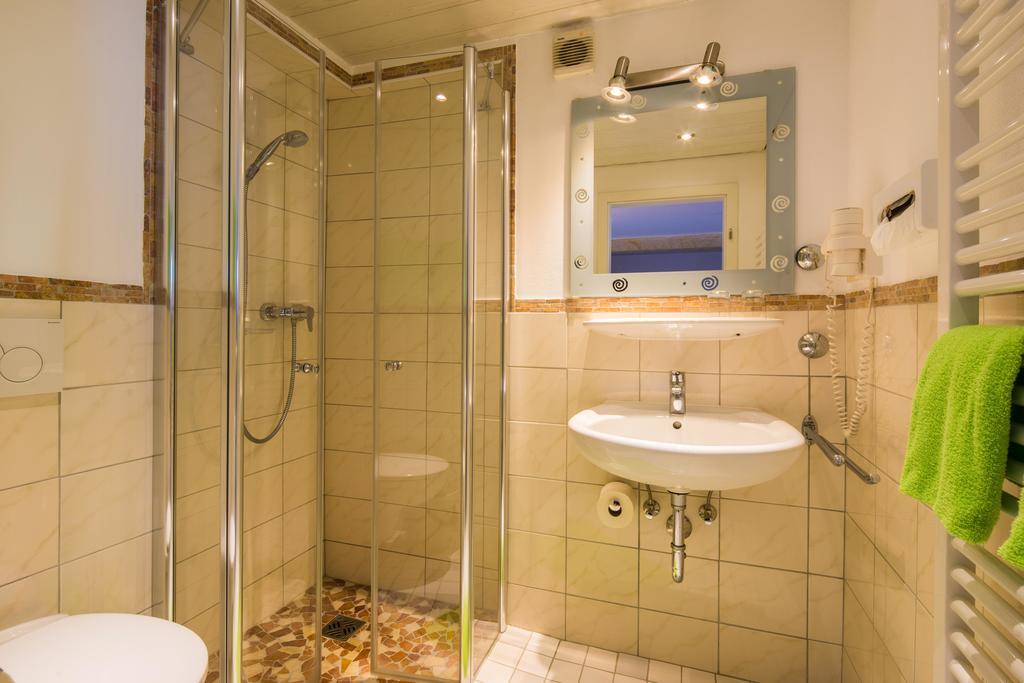 Land-gut-Hotel Landgasthof Zum Schildhauer Halfing Exterior foto
